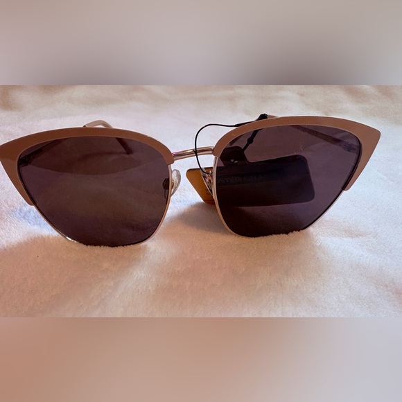 Foster Grant Gold and Black Polarized Sunglasses - Picture 3 of 4